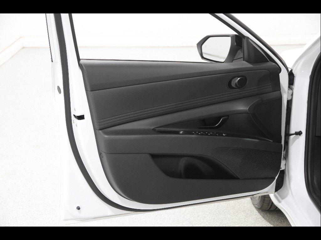 Certified 2025 Hyundai Elantra Sport FWD image 4