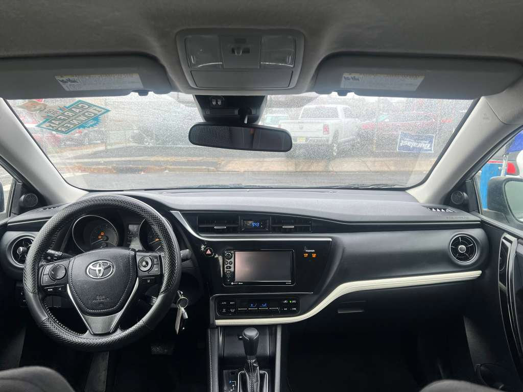 Used 2018 Toyota Corolla iM image 21