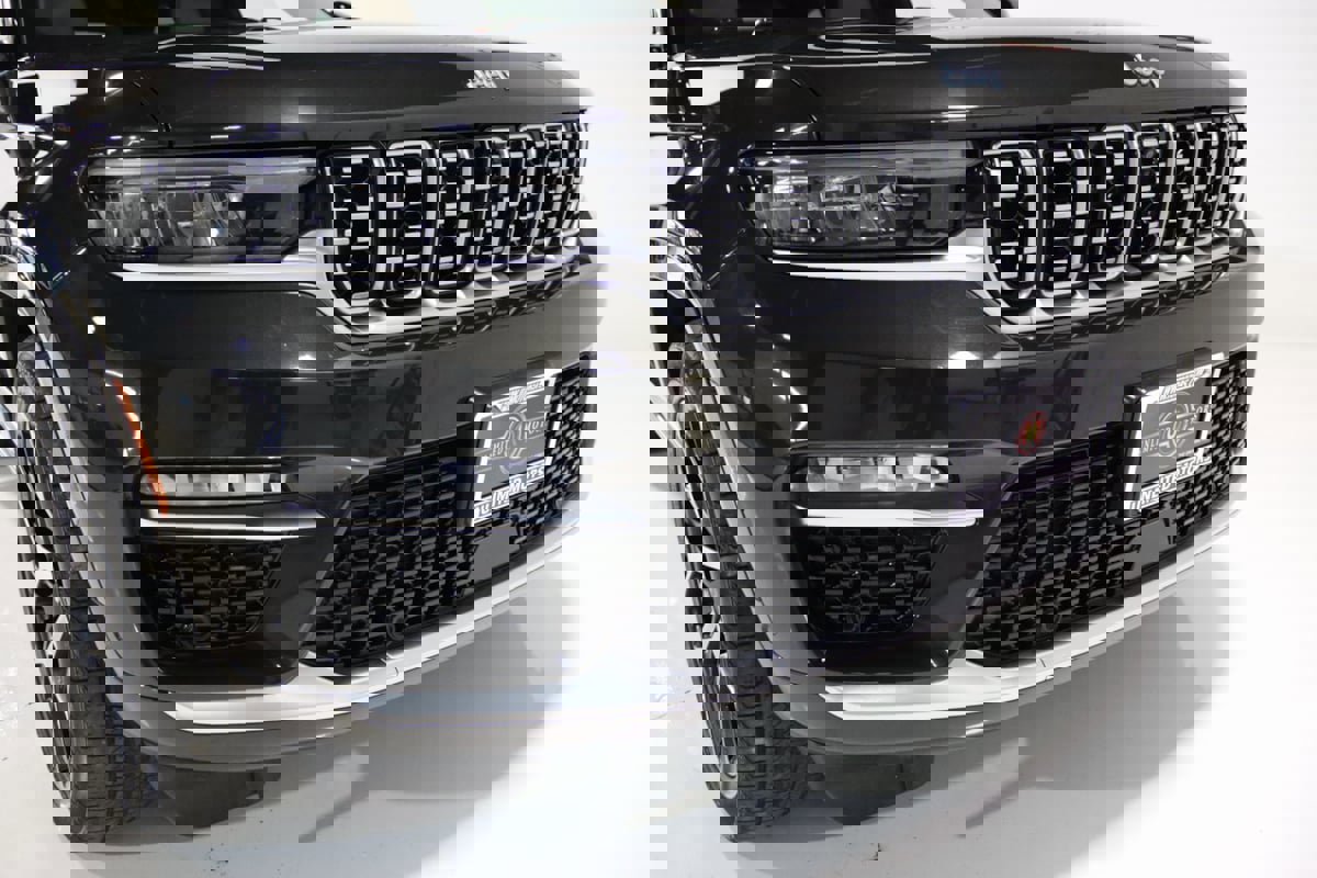 Used 2023 Jeep Grand Cherokee Summit image 33