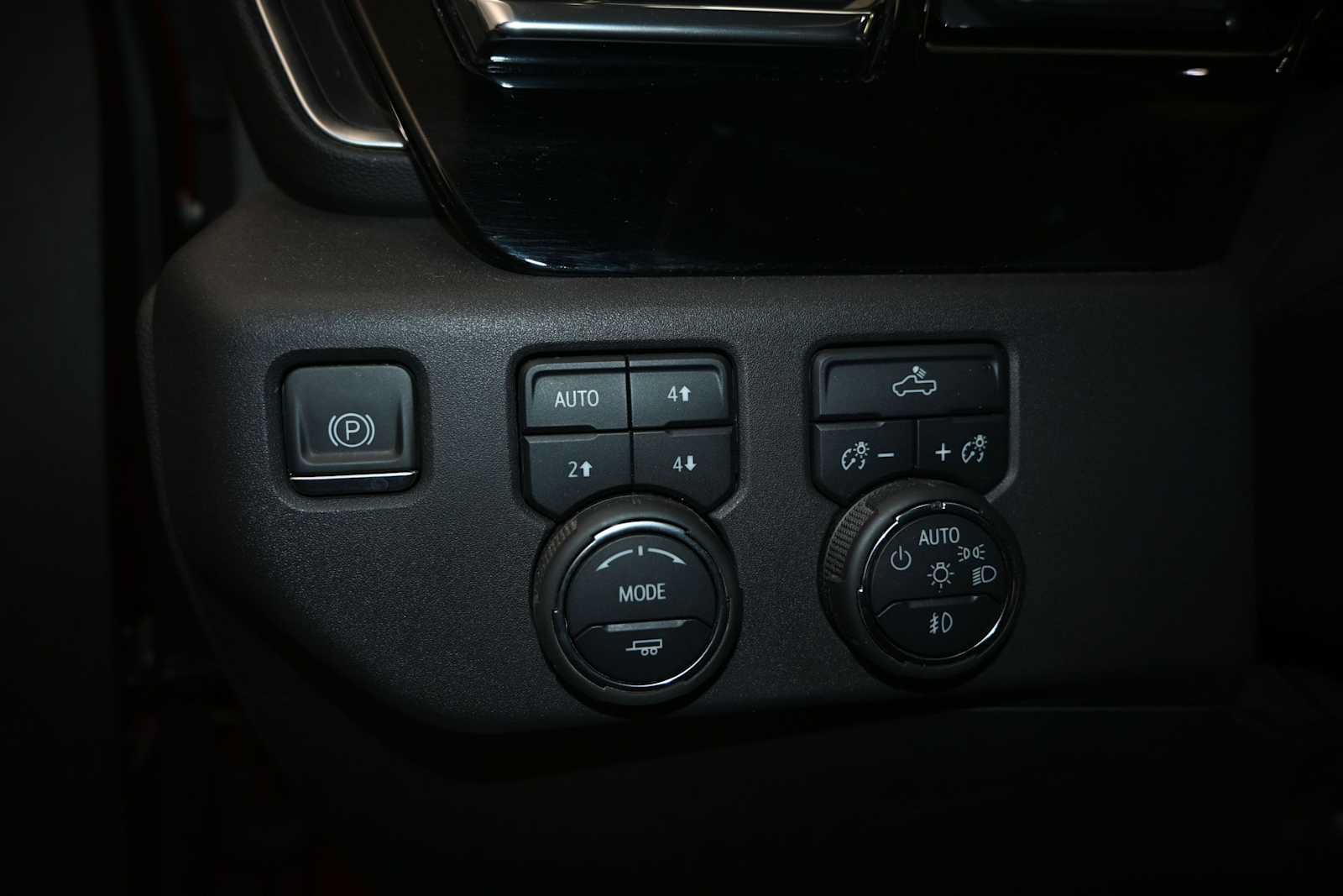 Used 2024 Chevrolet Silverado 1500 LT Trail Boss w/ LPO, Dark Essentials Package AWD/4WD image 12