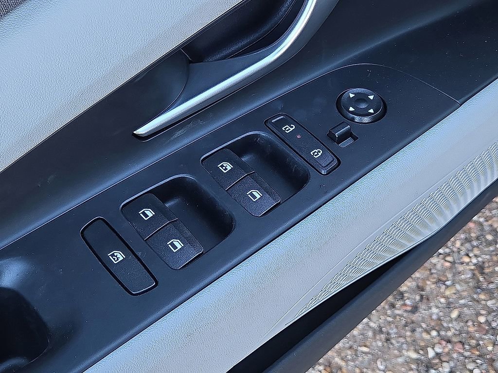 Used 2025 Hyundai Elantra Limited image 22