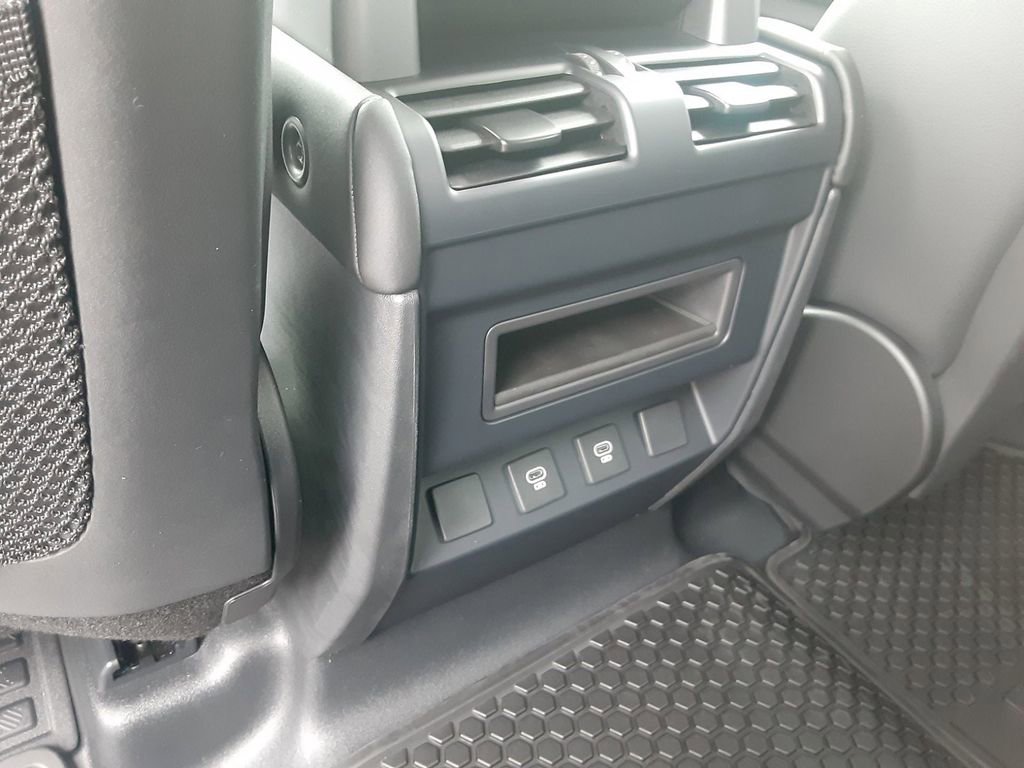 New 2024 Land Rover Defender 110 SE image 12