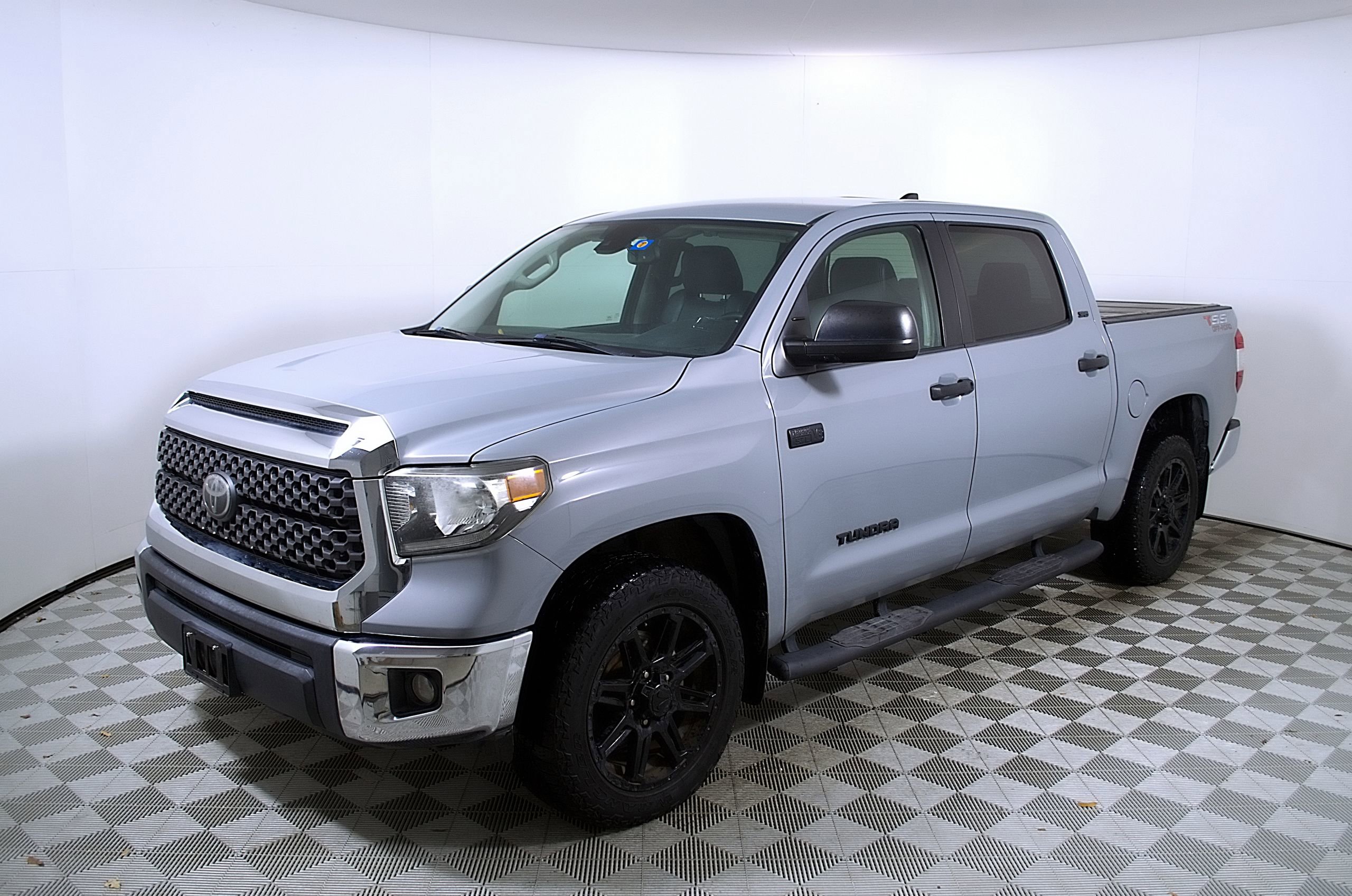 Used 2020 Toyota Tundra SR5 w/ SR5 Leather Package RWD image 4