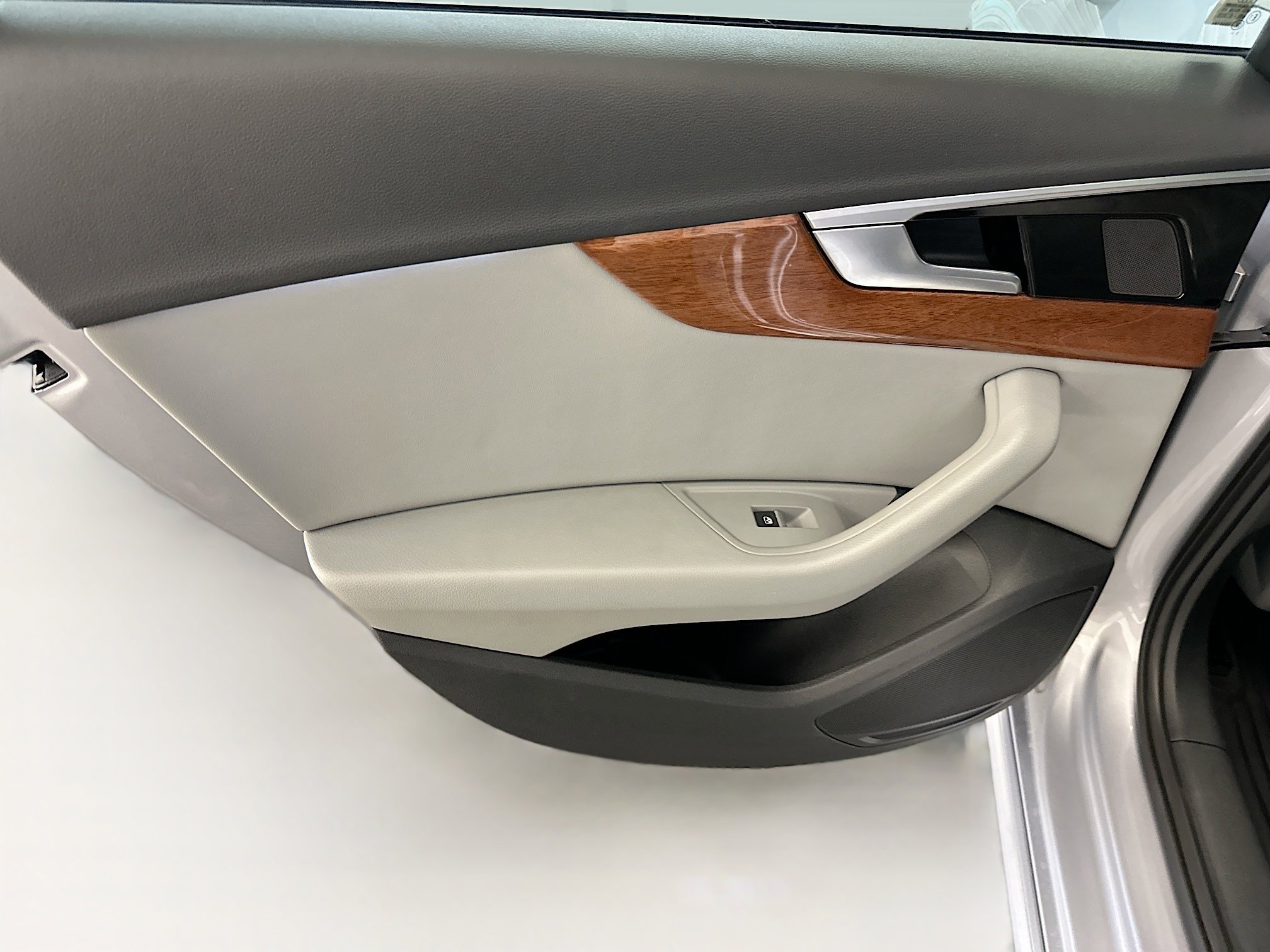 Used 2023 Audi A4 2.0T Premium w/ Convenience Package image 28