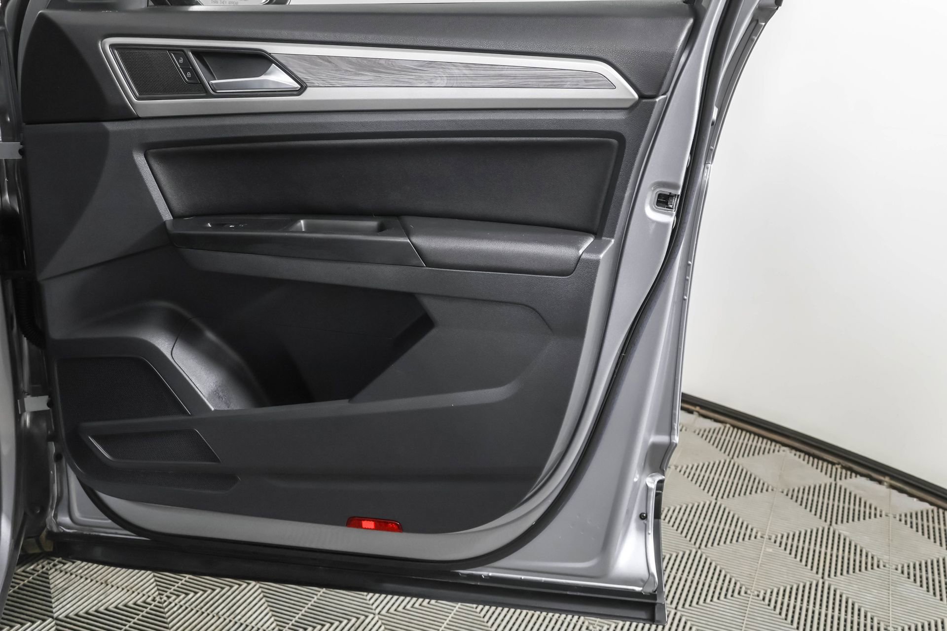 Used 2020 Volkswagen Atlas Cross Sport SE w/ Towing Package image 48