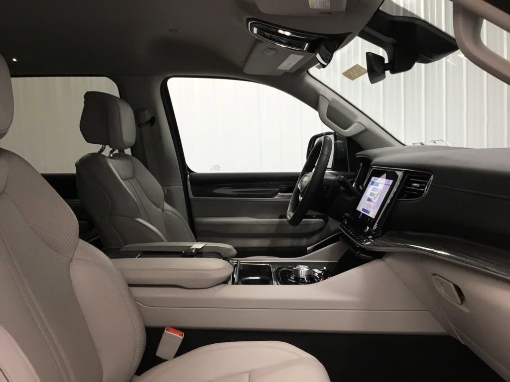 Used 2022 Jeep Wagoneer Series II AWD/4WD image 25