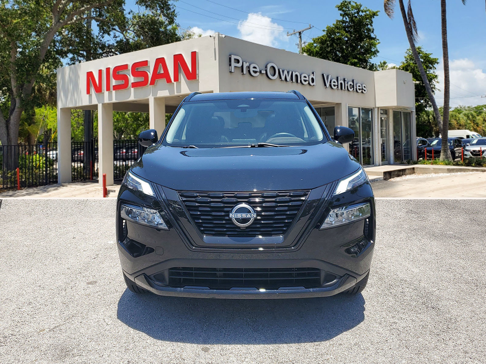 Used 2023 Nissan Rogue SV w/ SV Premium B Package image 2