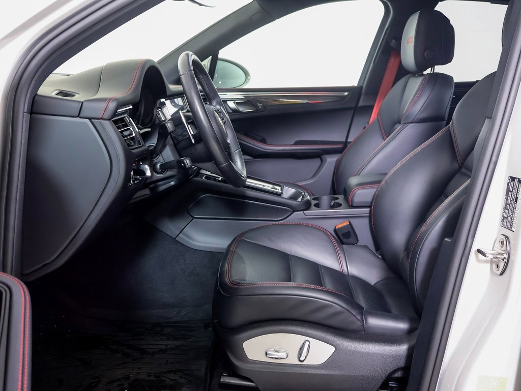 Certified 2025 Porsche Macan GTS image 5