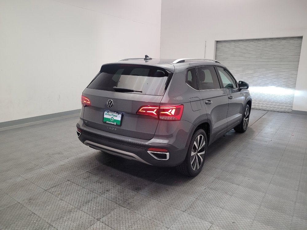 Used 2023 Volkswagen Taos SE w/ Panoramic Sunroof Package FWD image 9