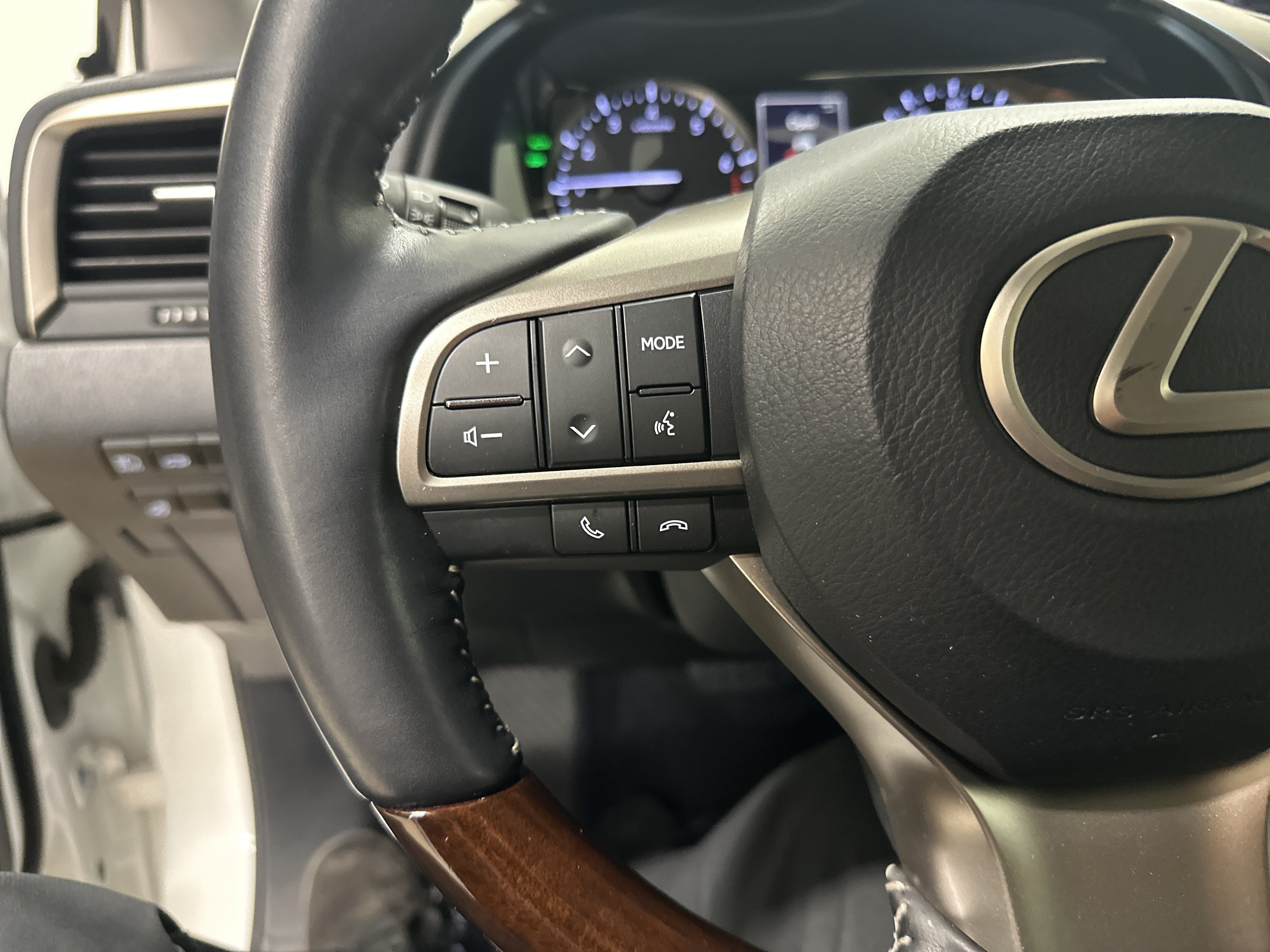 Used 2018 Lexus RX 350L AWD w/ Premium Package image 20