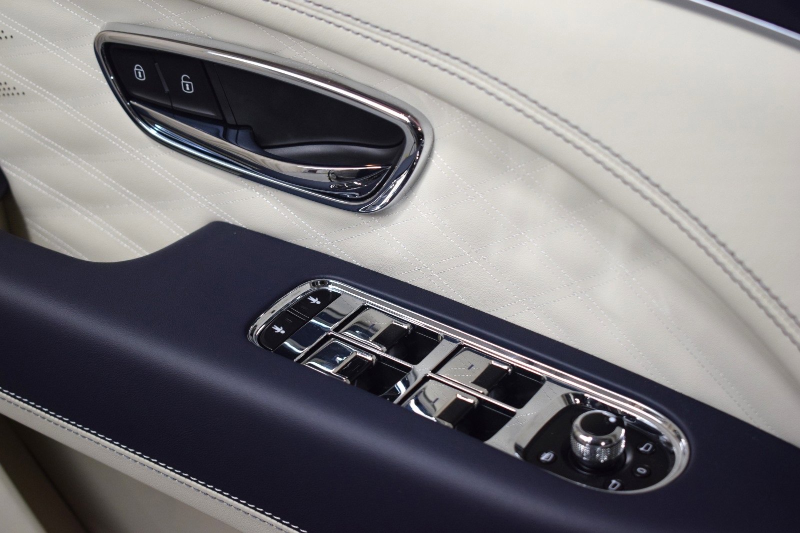 New 2025 Bentley Bentayga image 40