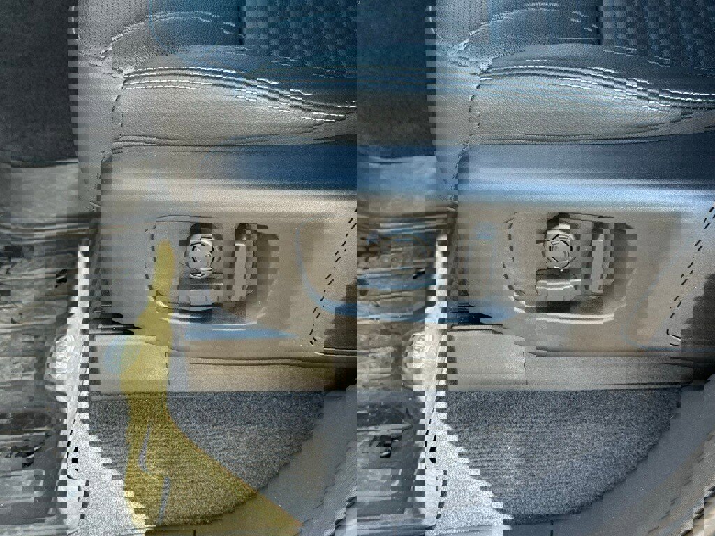 Certified 2025 Land Rover Discovery Dynamic SE image 12