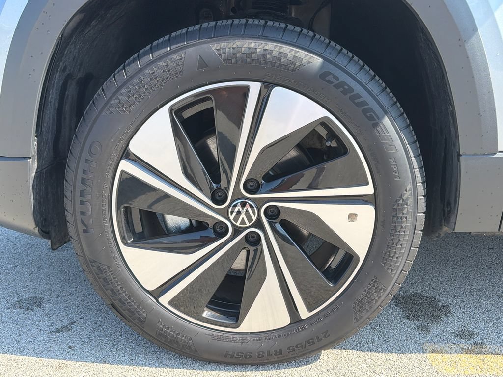 Certified 2025 Volkswagen Taos SE AWD/4WD image 30