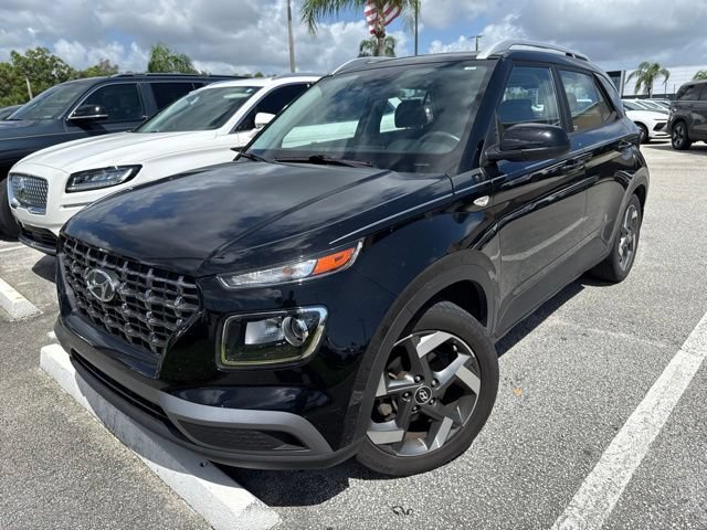 Certified 2022 Hyundai Venue SEL FWD image 2