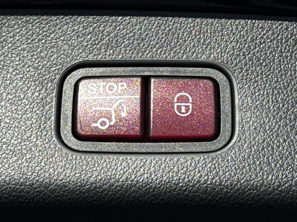 Used 2025 Mercedes-Benz GLC 350e 4MATIC image 17