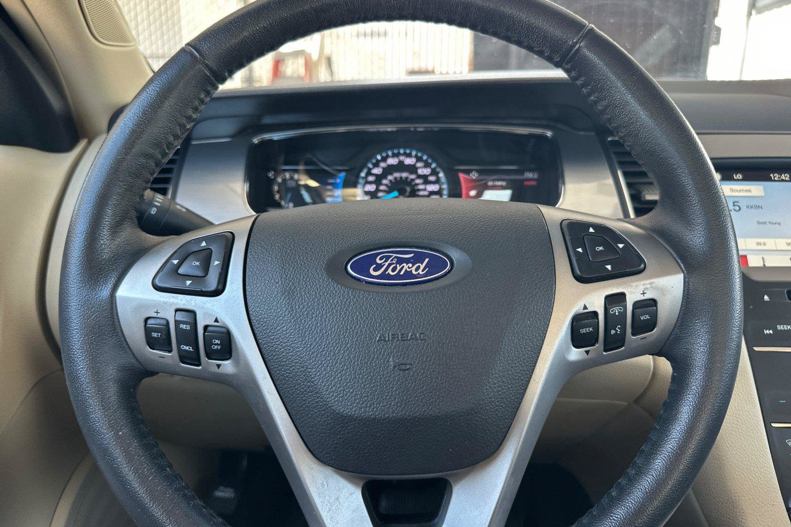 Used 2017 Ford Taurus SEL w/ Equipment Group 201A FWD image 22