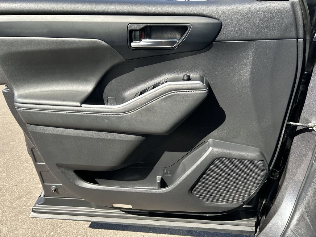 Used 2023 Toyota Highlander XLE image 23