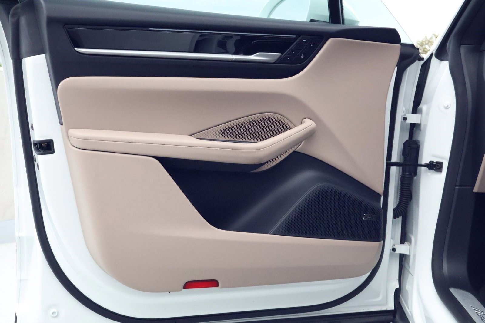 Certified 2024 Porsche Macan 4 Electric image 13