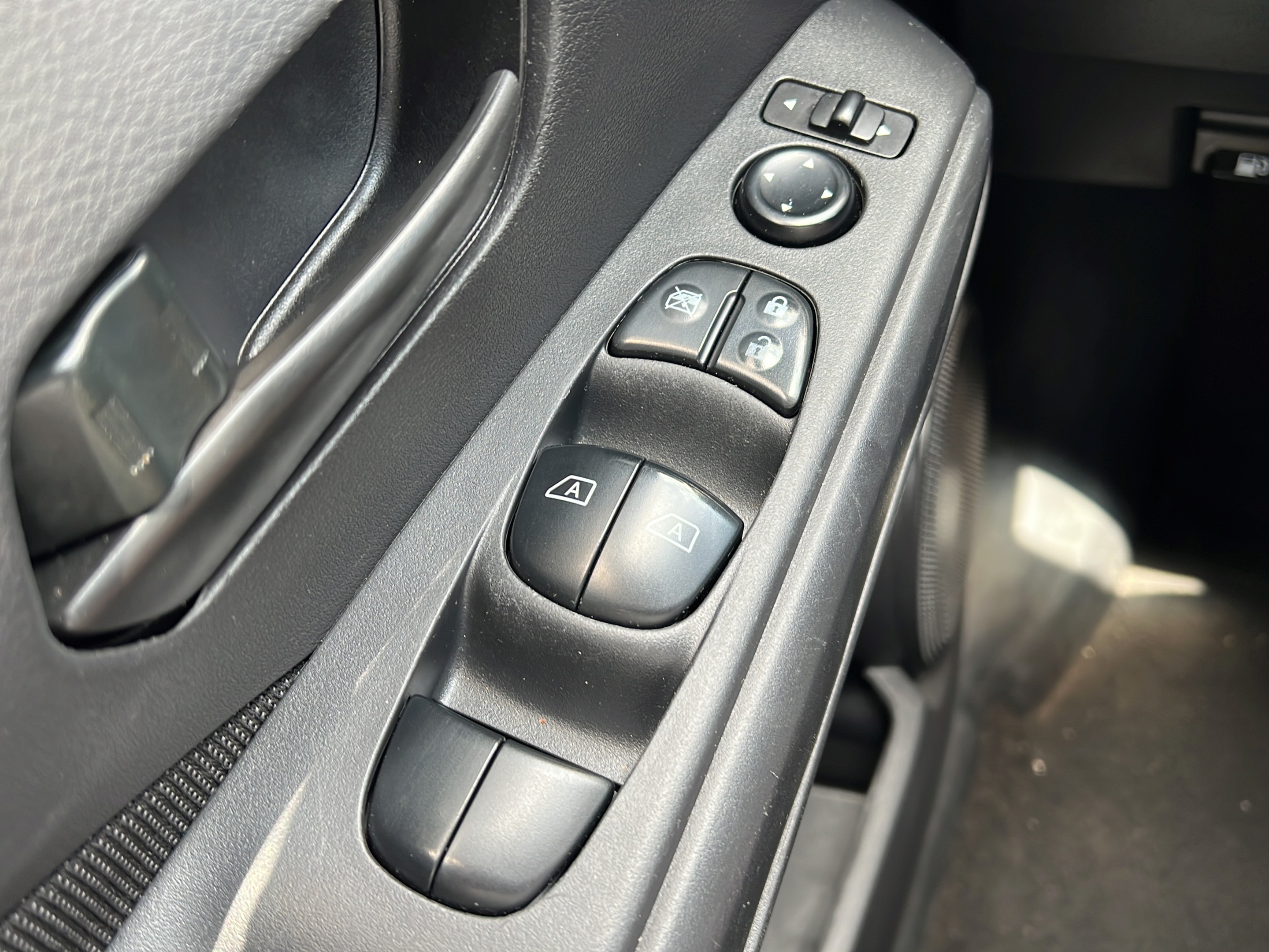 Used 2024 Nissan Kicks S FWD image 17