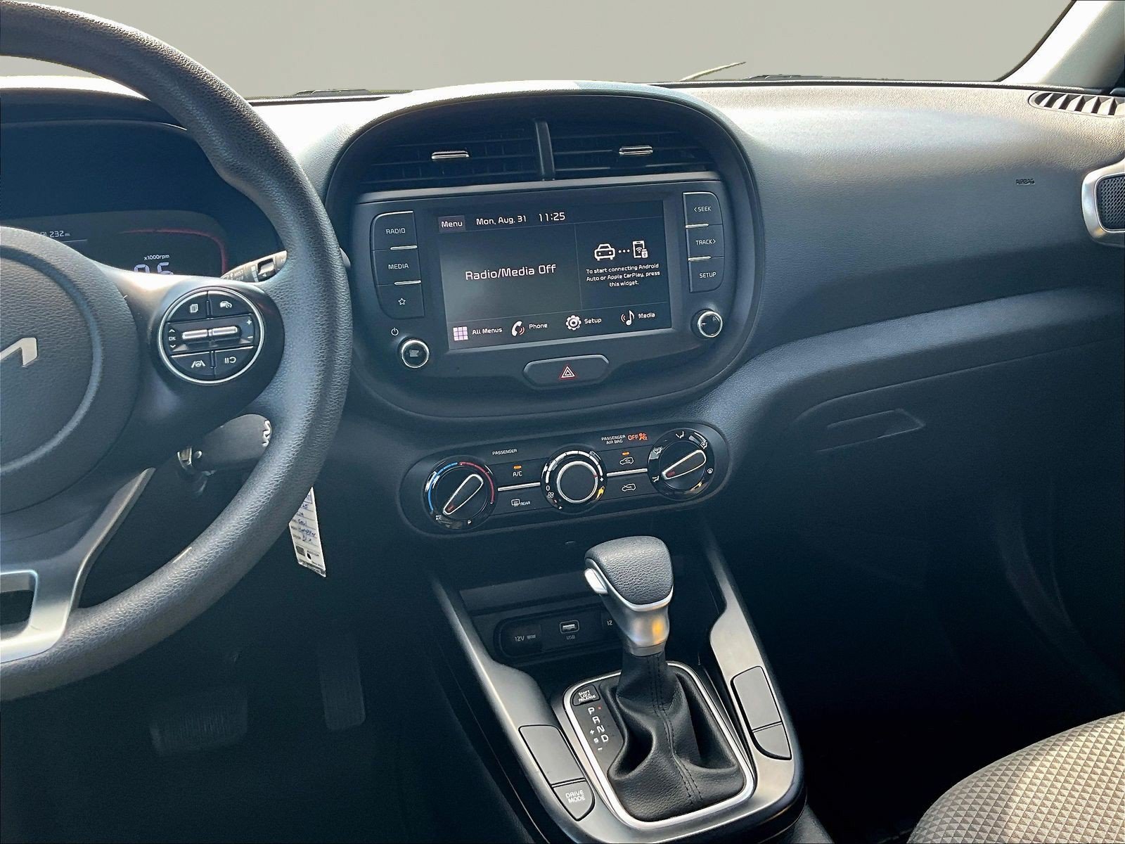 Used 2025 Kia Soul LX w/ LX Technology Package FWD image 9