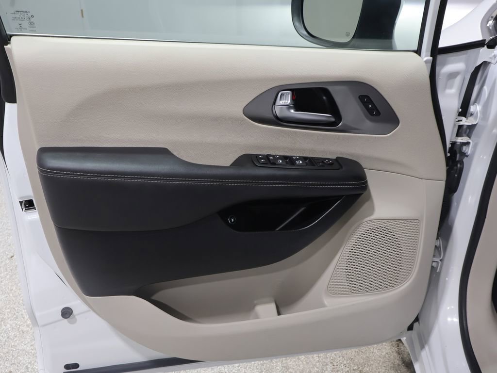Used 2023 Chrysler Pacifica Touring-L image 21
