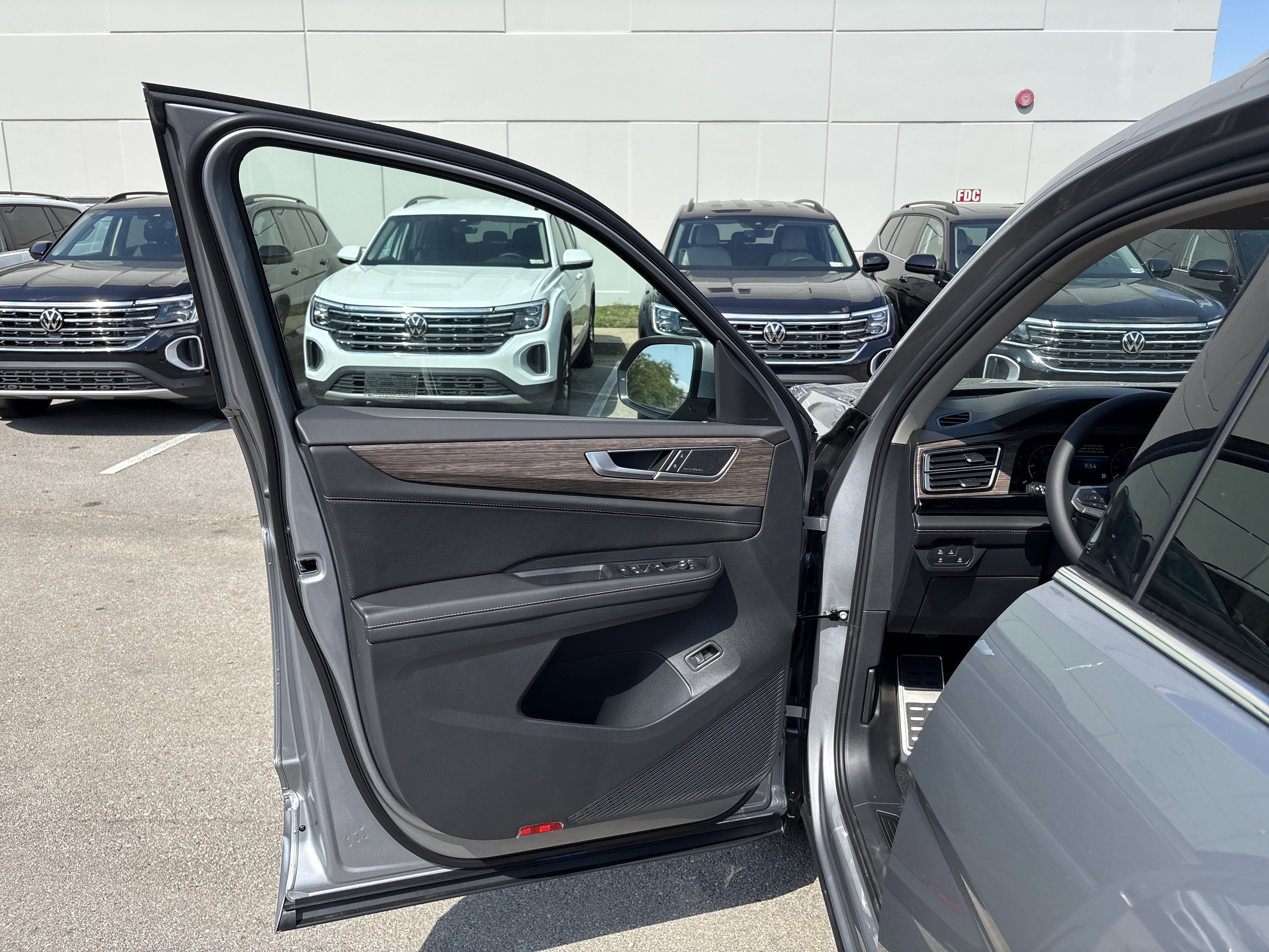 New 2026 Volkswagen Atlas SEL Premium R-Line image 9