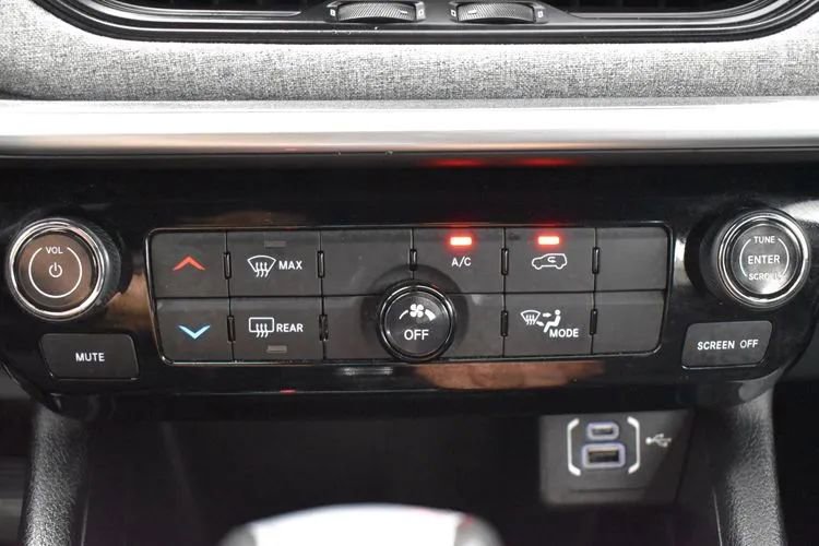 Used 2024 Jeep Compass Latitude AWD/4WD image 33