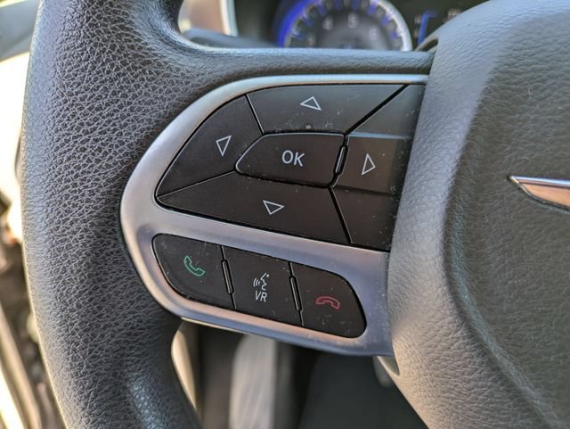 Used 2017 Chrysler Pacifica Touring FWD image 11