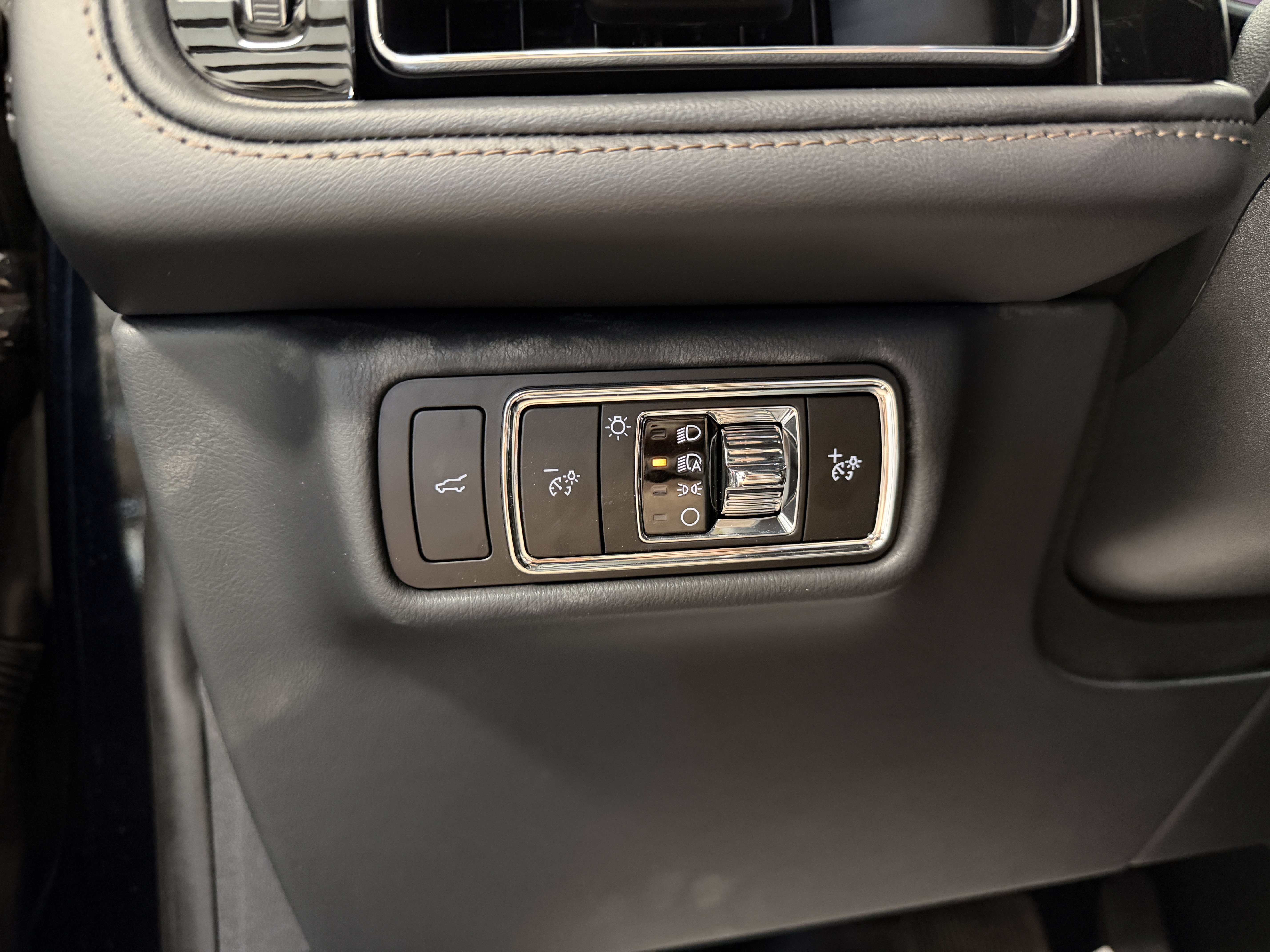 Used 2025 Lincoln Aviator AWD w/ Jet Appearance Package image 18