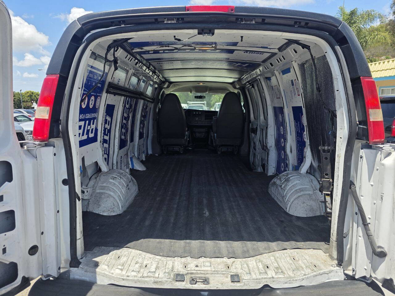 Used 2012 Chevrolet Express 2500 Extended RWD image 9