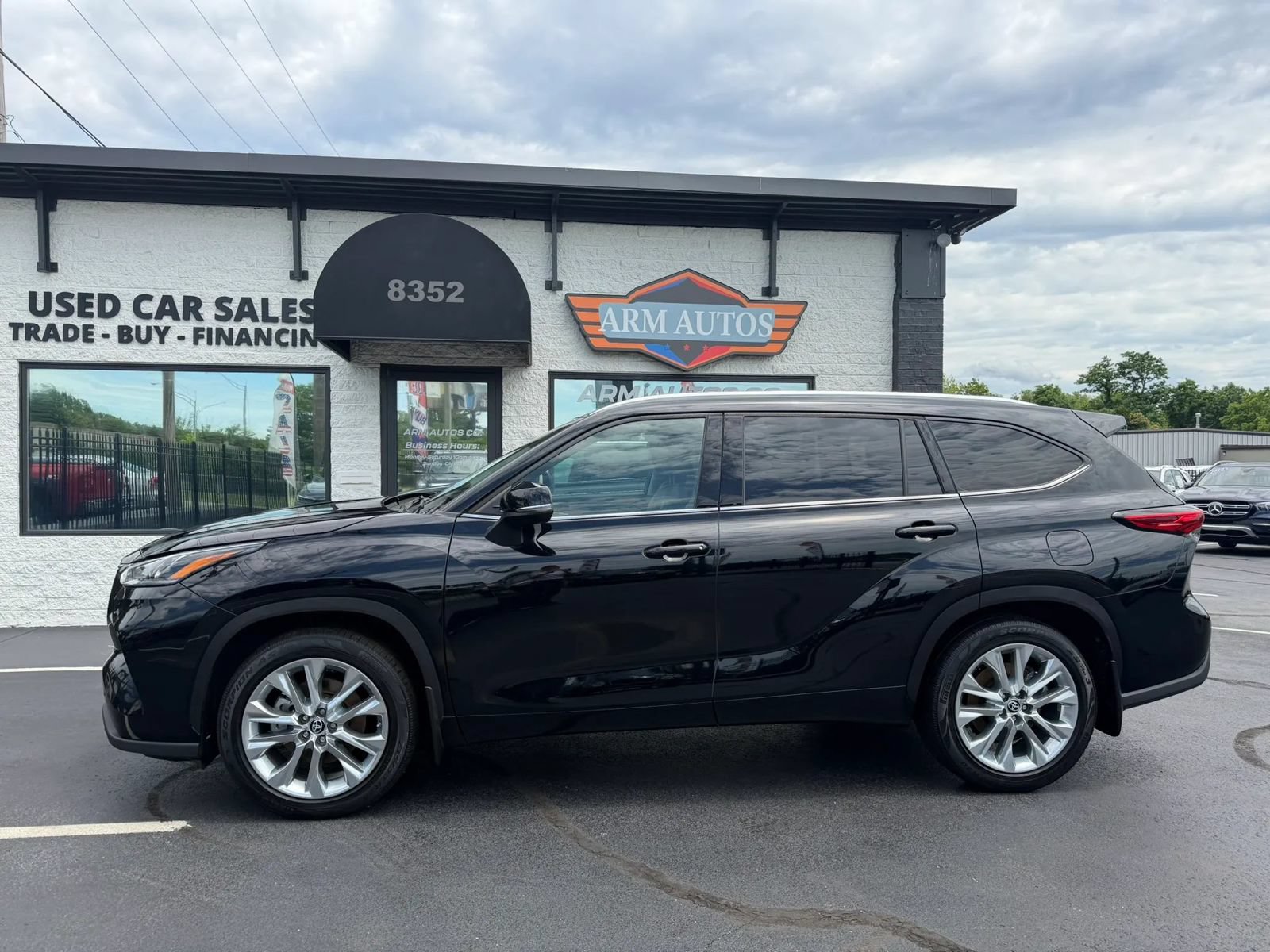 Used 2022 Toyota Highlander Limited AWD/4WD image 3