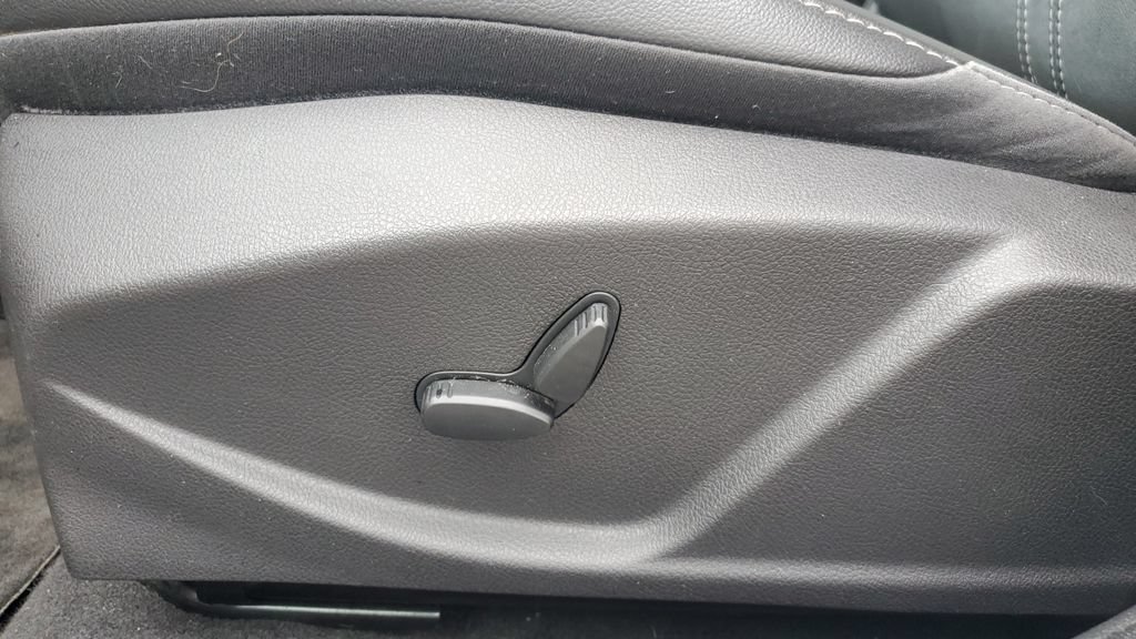 Used 2013 Ford Focus Titanium FWD image 8