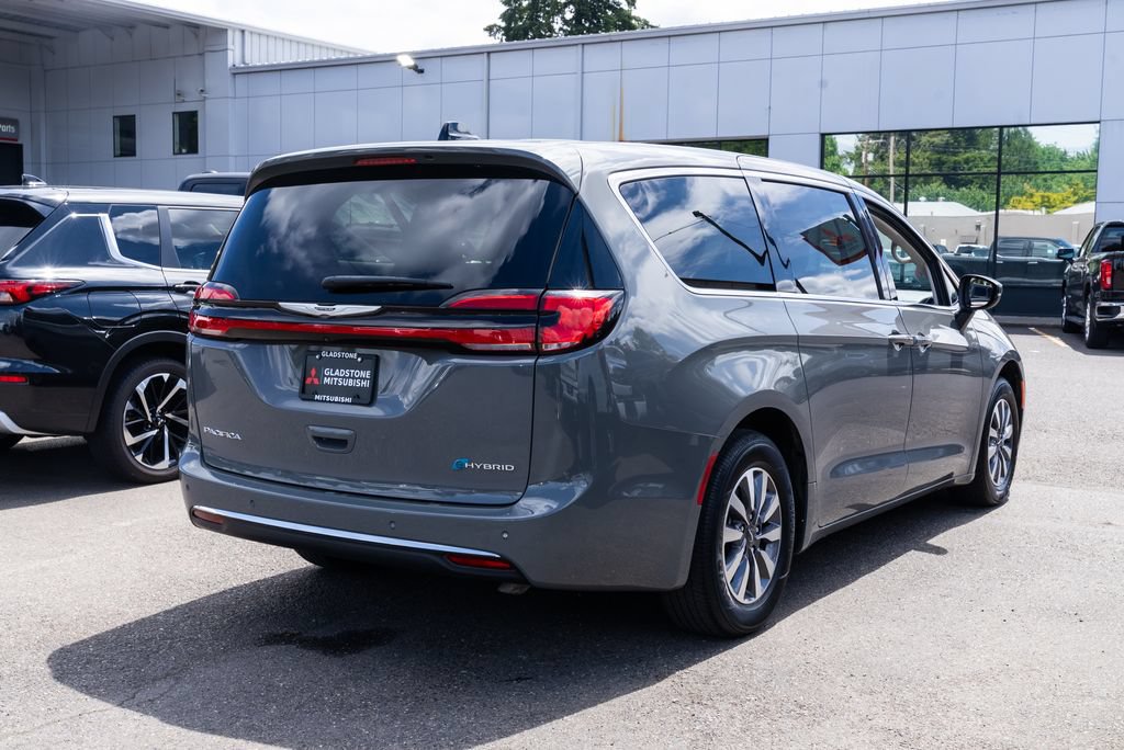 Used 2023 Chrysler Pacifica Touring-L FWD image 6