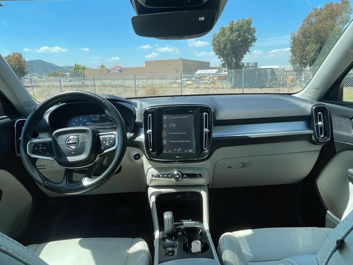Used 2019 Volvo XC40 T4 Momentum FWD image 17