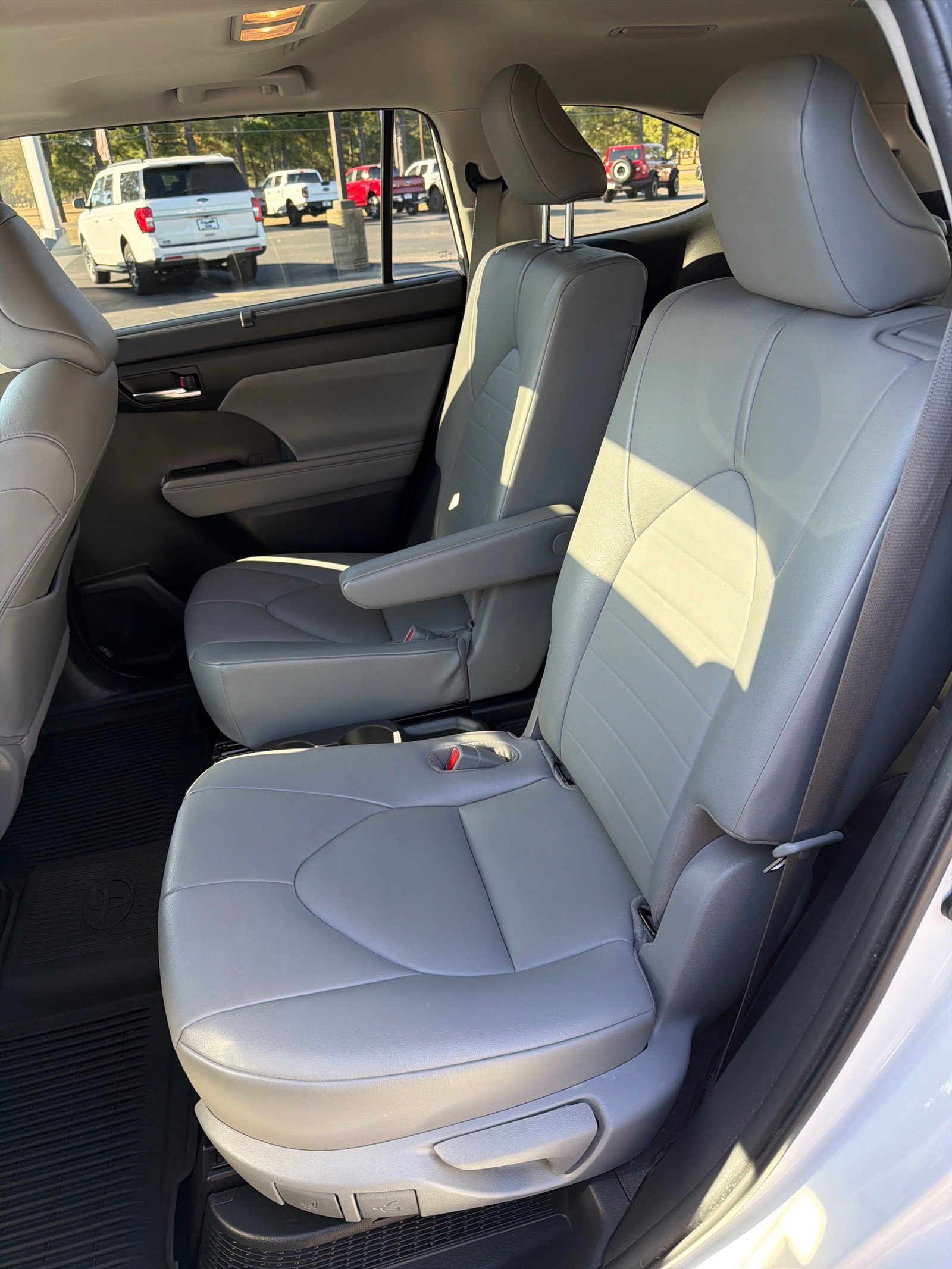 Used 2021 Toyota Highlander XLE image 11