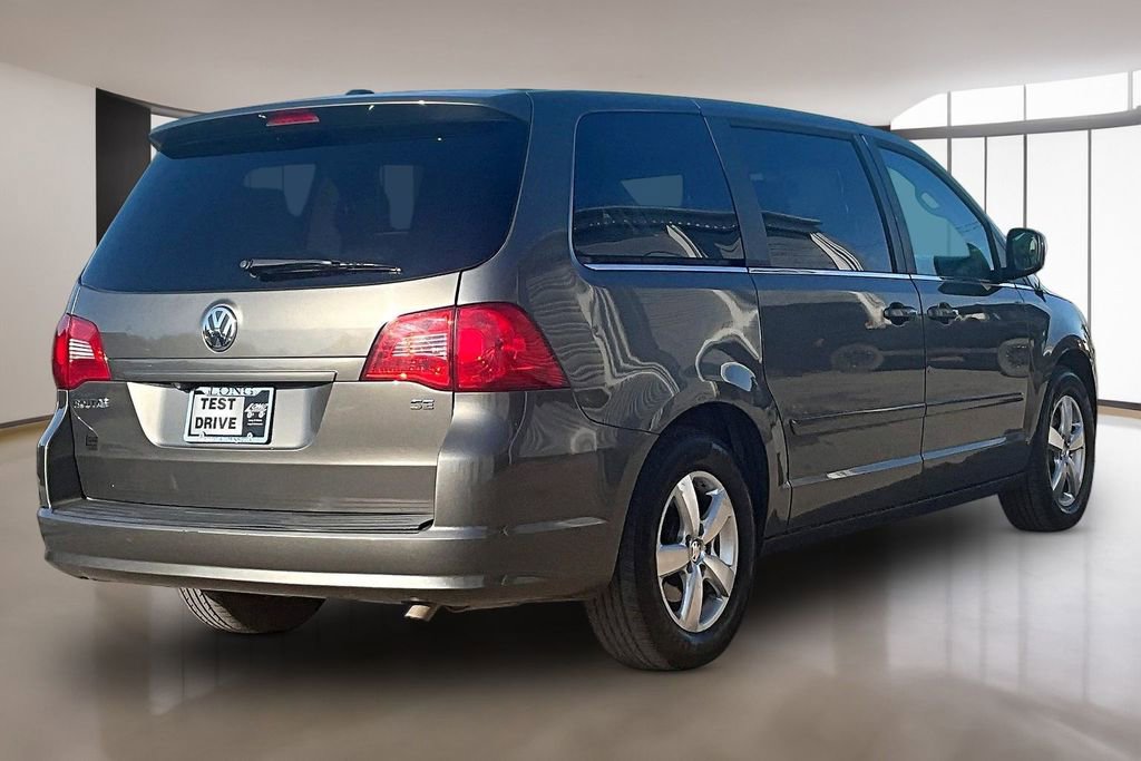 Used 2010 Volkswagen Routan SE FWD image 2