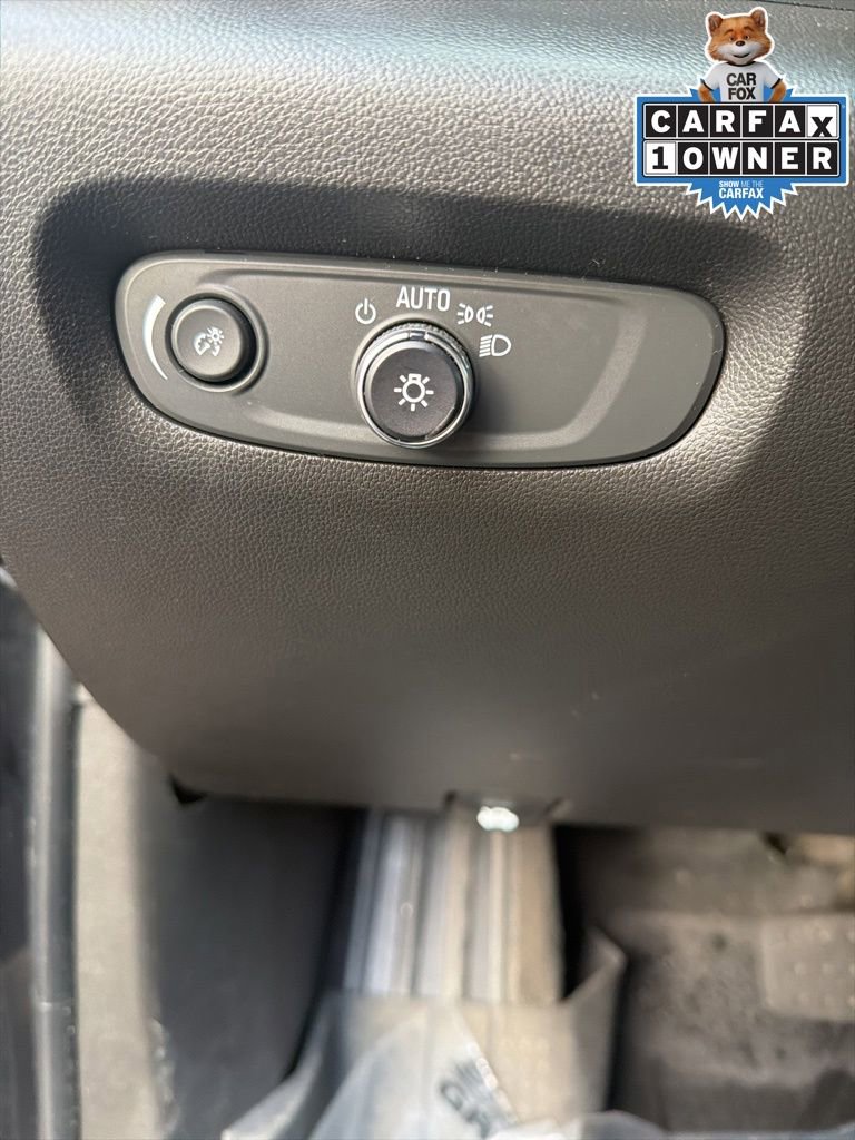 Used 2023 Chevrolet Traverse LT w/ Rear Camera Mirror Package image 19