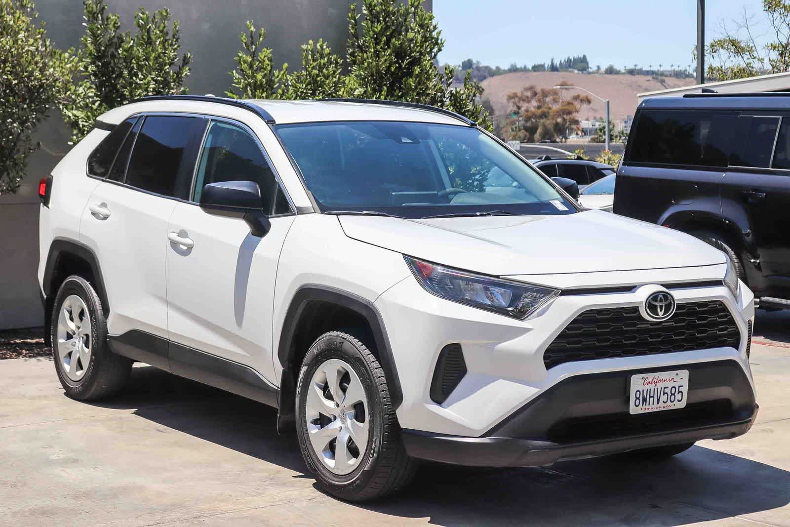 Used 2021 Toyota RAV4 LE FWD image 3