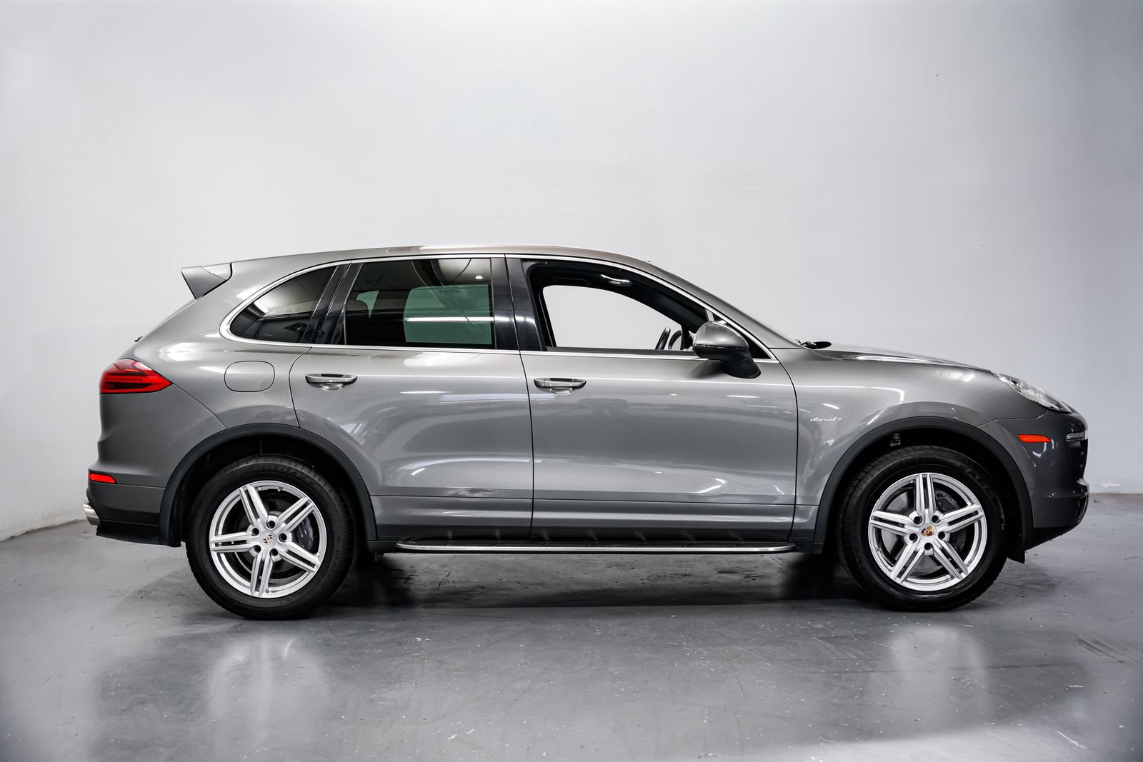 Used 2015 Porsche Cayenne Diesel AWD/4WD image 2