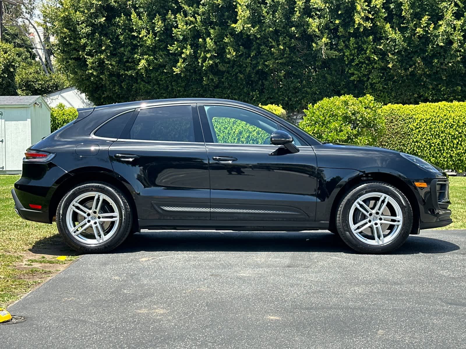 Certified 2025 Porsche Macan AWD/4WD image 9