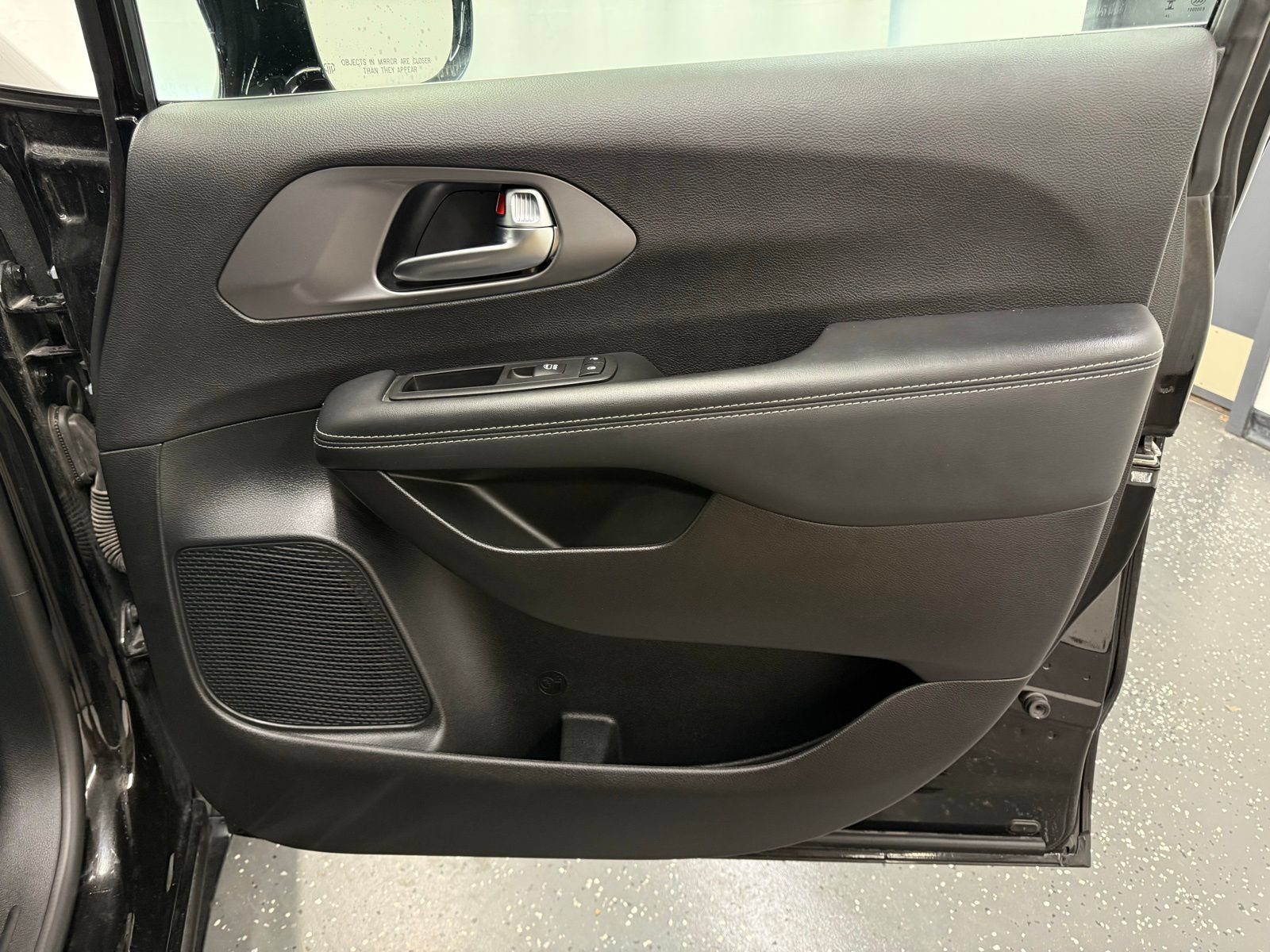 Used 2025 Chrysler Pacifica Select FWD image 7