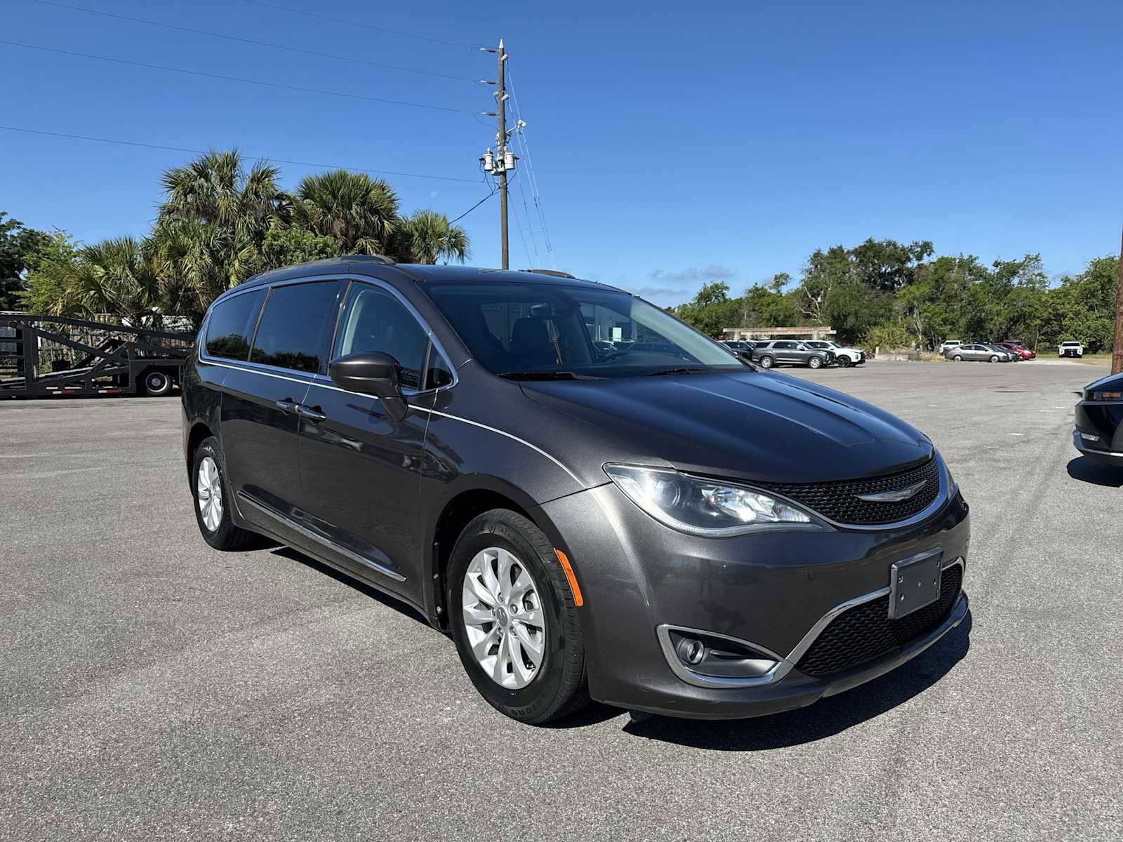 Used 2017 Chrysler Pacifica Touring-L FWD image 8