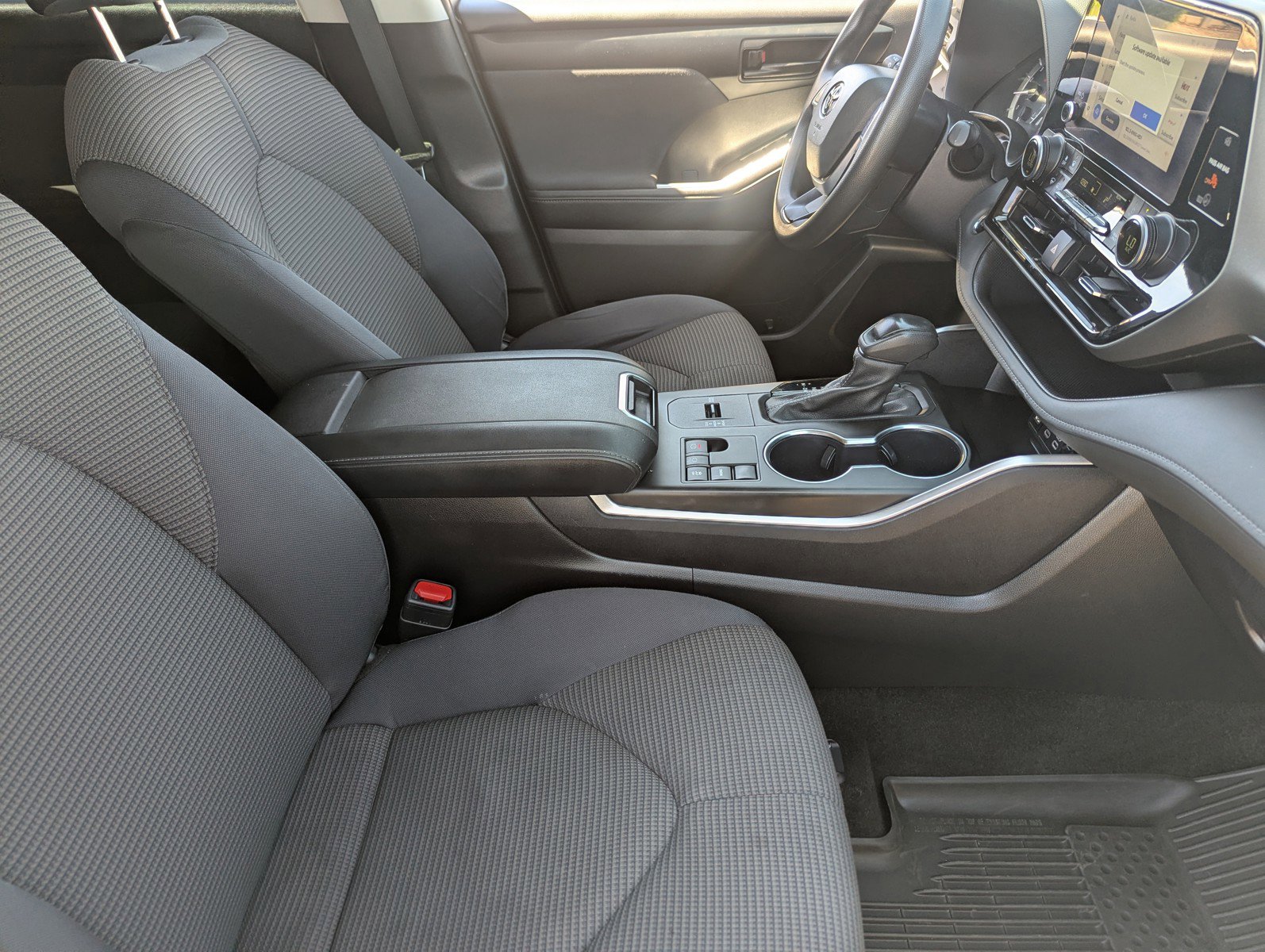 Used 2023 Toyota Highlander L image 12