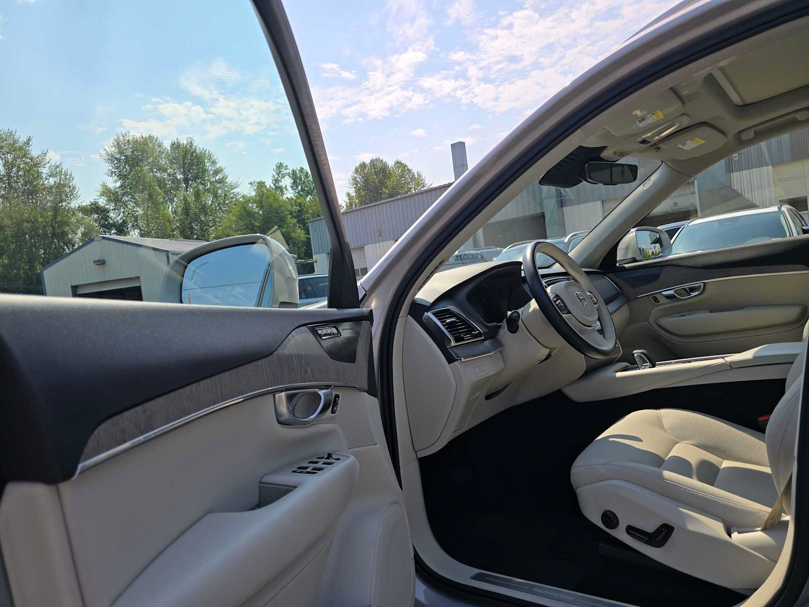 Certified 2023 Volvo XC90 T8 Plus AWD/4WD image 22