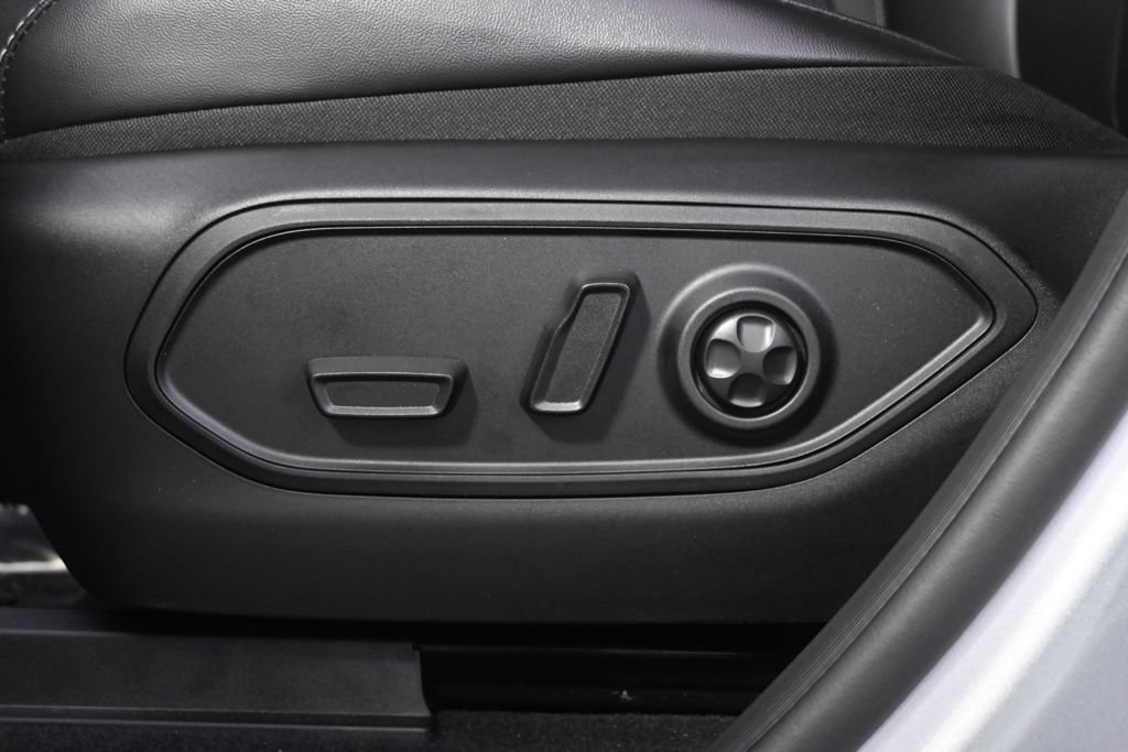 Used 2025 Jeep Grand Cherokee Limited w/ Black Appearance Package AWD/4WD image 14