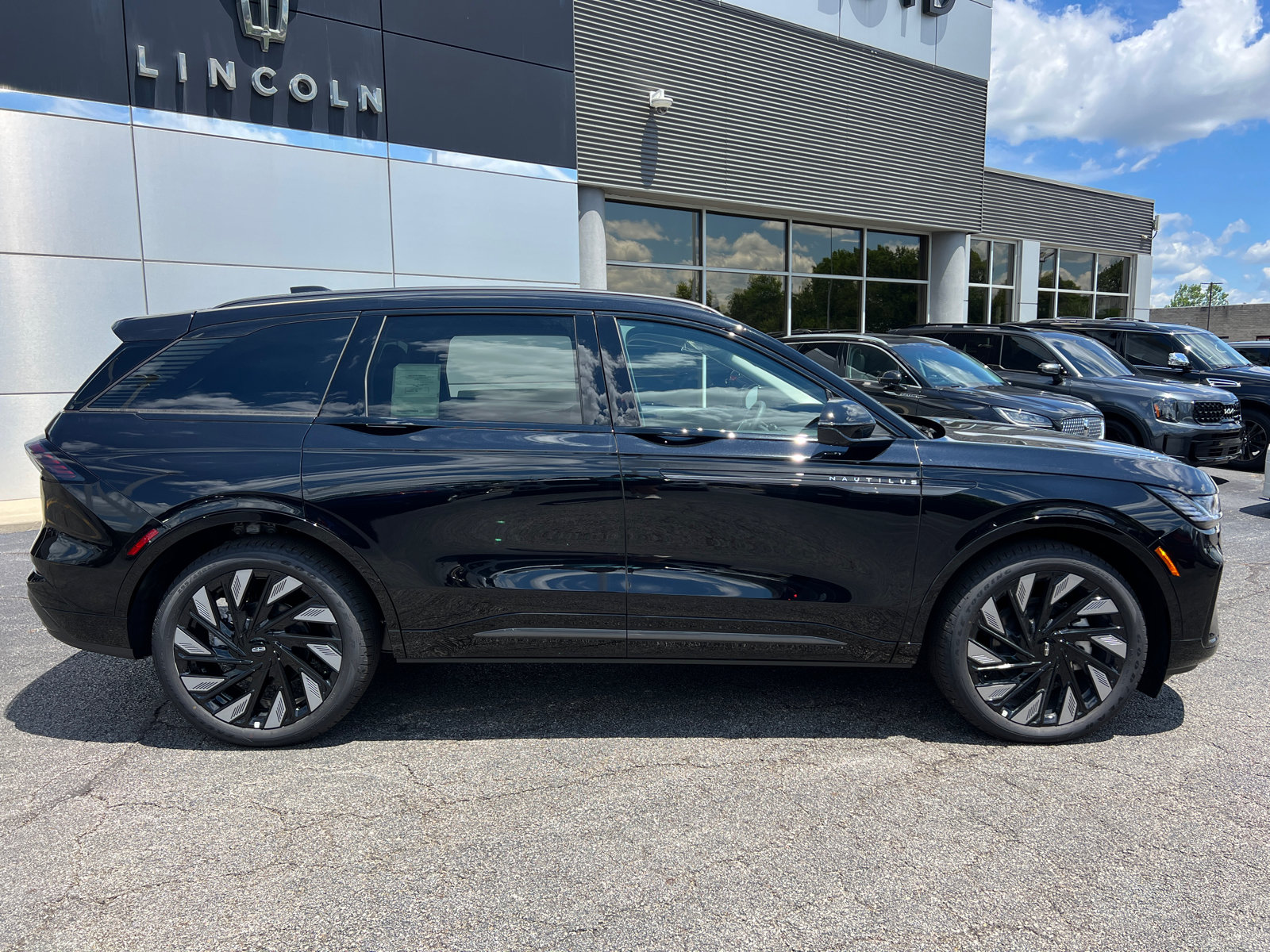 New 2026 Lincoln Nautilus Reserve w/ Jet Appearance Package AWD/4WD image 9