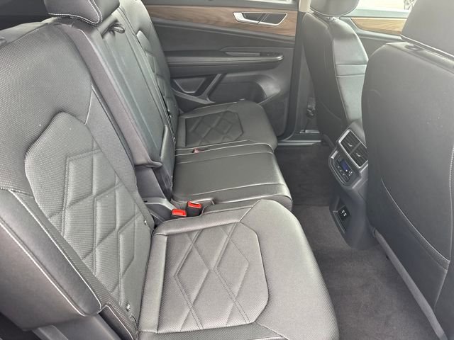 Used 2025 Volkswagen Atlas SE image 31