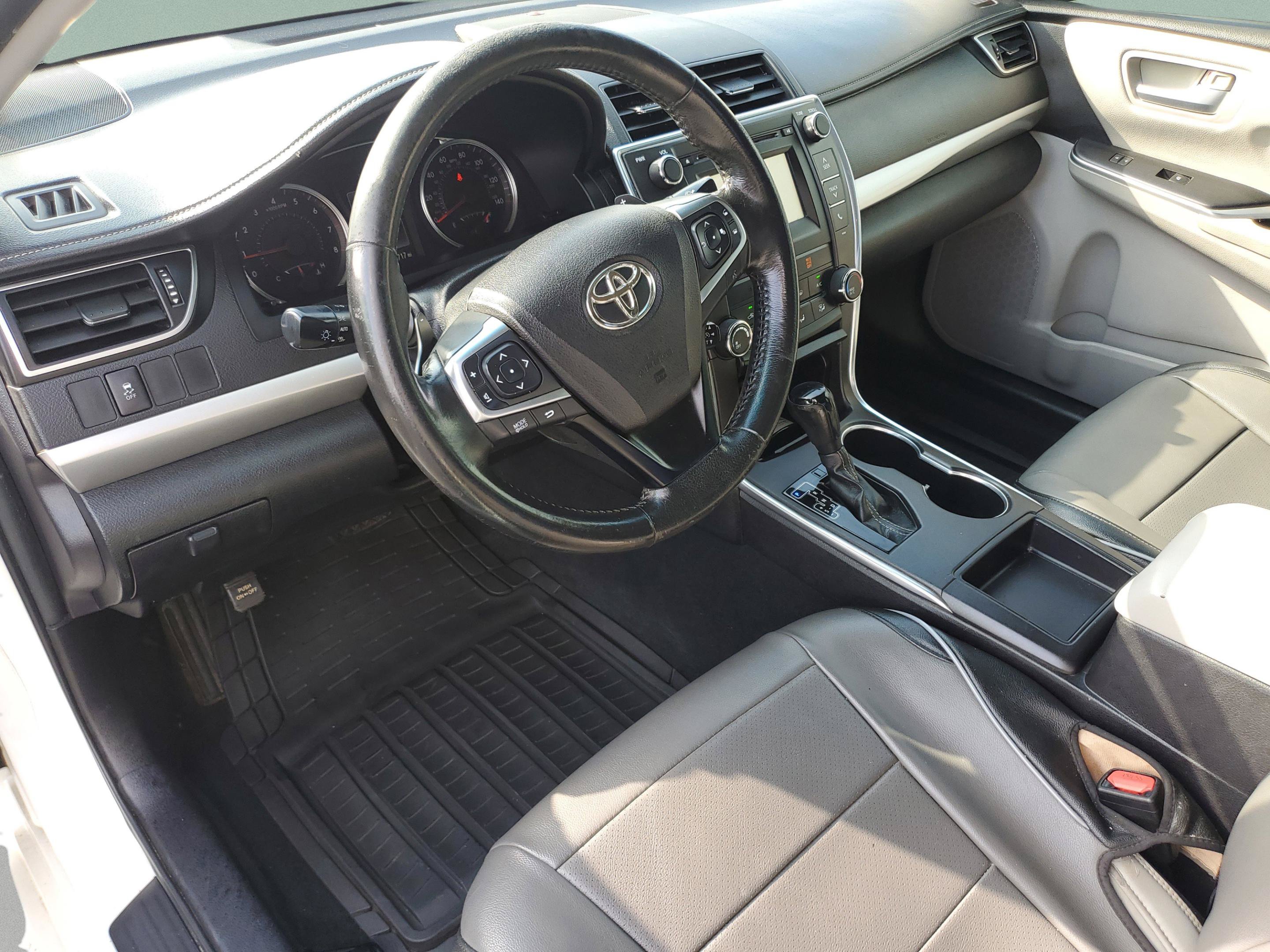 Used 2015 Toyota Camry SE FWD image 14