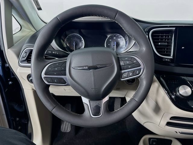 Used 2023 Chrysler Pacifica Touring-L image 12
