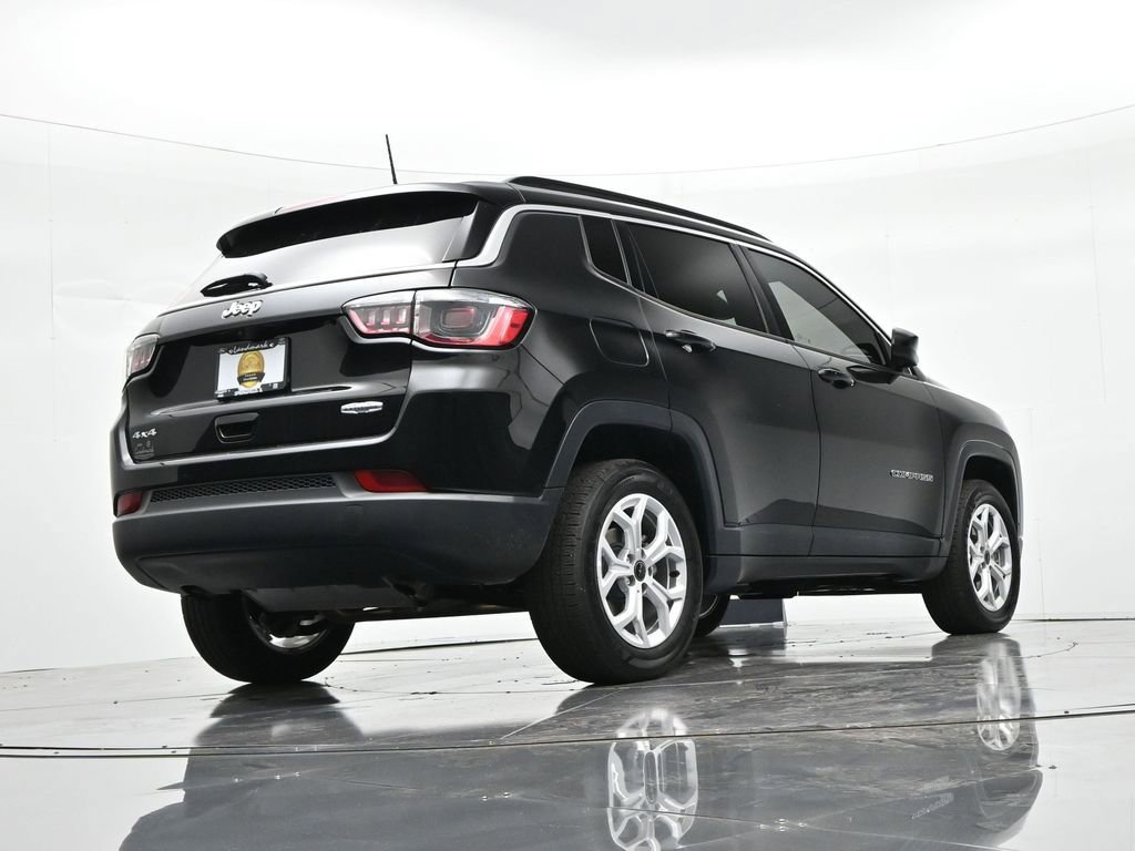 Used 2025 Jeep Compass Latitude w/ Convenience Group AWD/4WD image 27